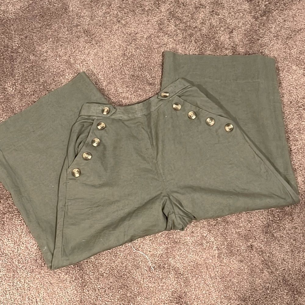 American Eagle Gaucho style pants. Size XS. Casual, Army Green.